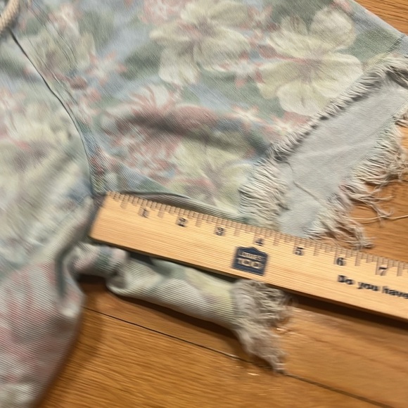 Aerie women’s floral tropical distressed shorts size medium. - Picture 5 of 11